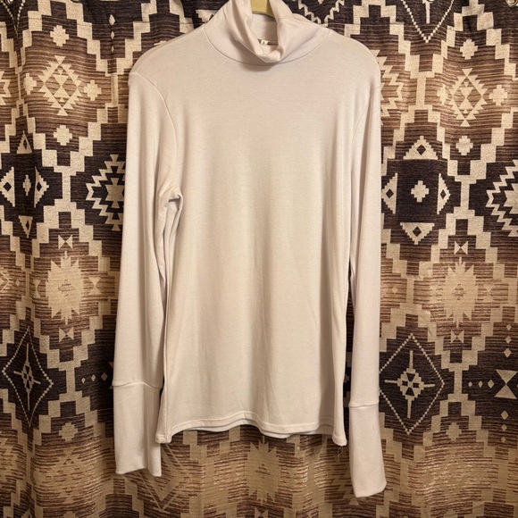 BKE Tops - Women’s White BKE Turtleneck / Layering top, Size L / Large. Soft & Stretchy!